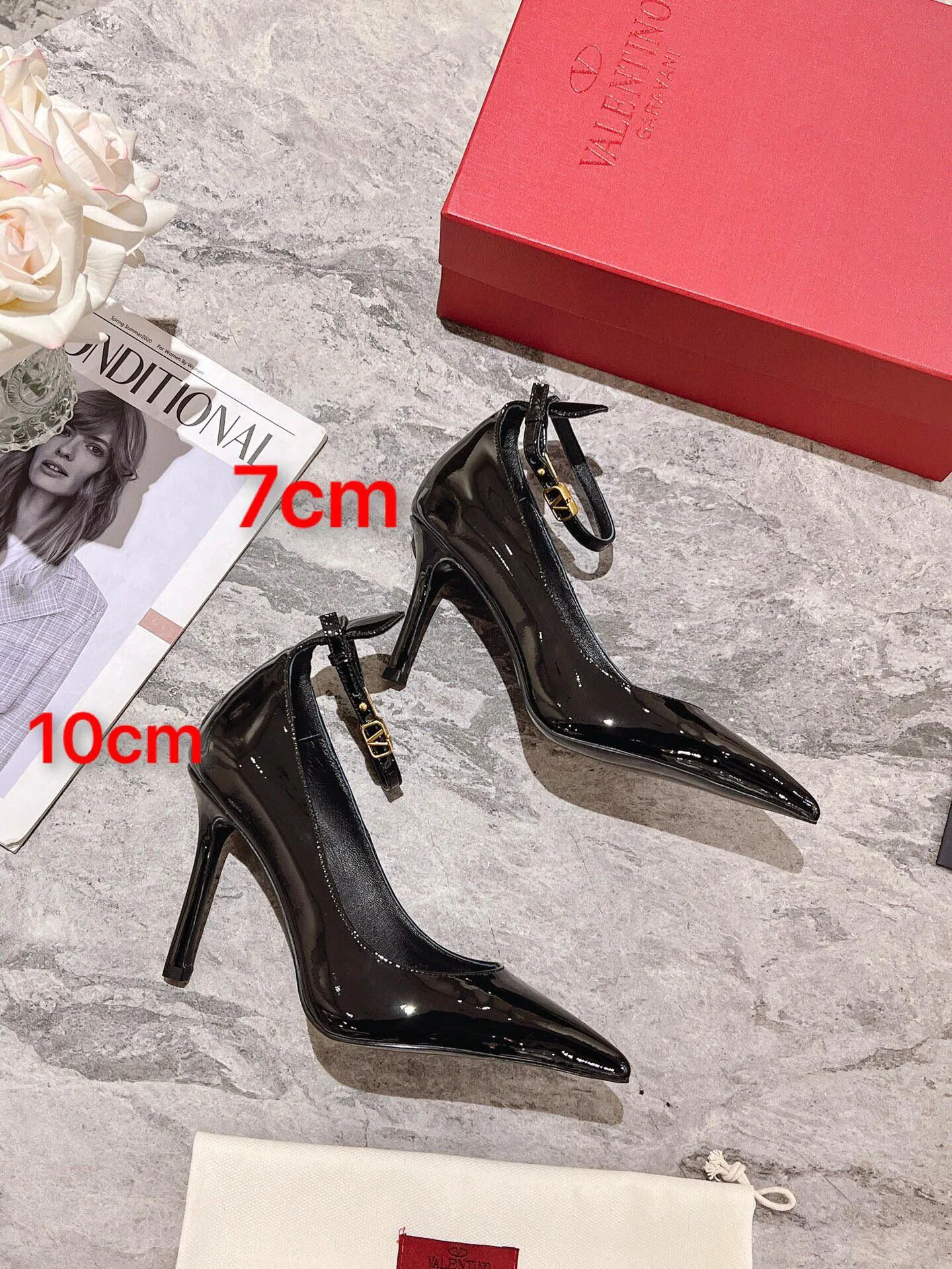 👟👟Ex-factory price 440👟👟 Genuine leather sole +40 Top version 𝑉𝐴𝐿𝐸𝑁𝑇𝐼𝑁𝑂 Valentino new spring and summer women's 6⃣️color patent leather shoes. Unique (small V-label buckle) hardware brings out a full sense of high-end, and the new season will live up to expectations! Worth buying ★ Qipi is absolutely high-grade ❥Original method, absolutely sensual ❥Elegant style, creating a different feeling, simple and elegant style!  Code number: 35-41 (34-42 customized) Fabric: Imported patent leather Lining: Sheepskin lining Heel height: 7cm-10cm2⃣️Various heel height options Leather outsole Rubber outsole